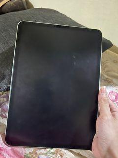 Rush Selling my IPad Air 4 for only 23k almost Brand new No dents as in no issue lady own