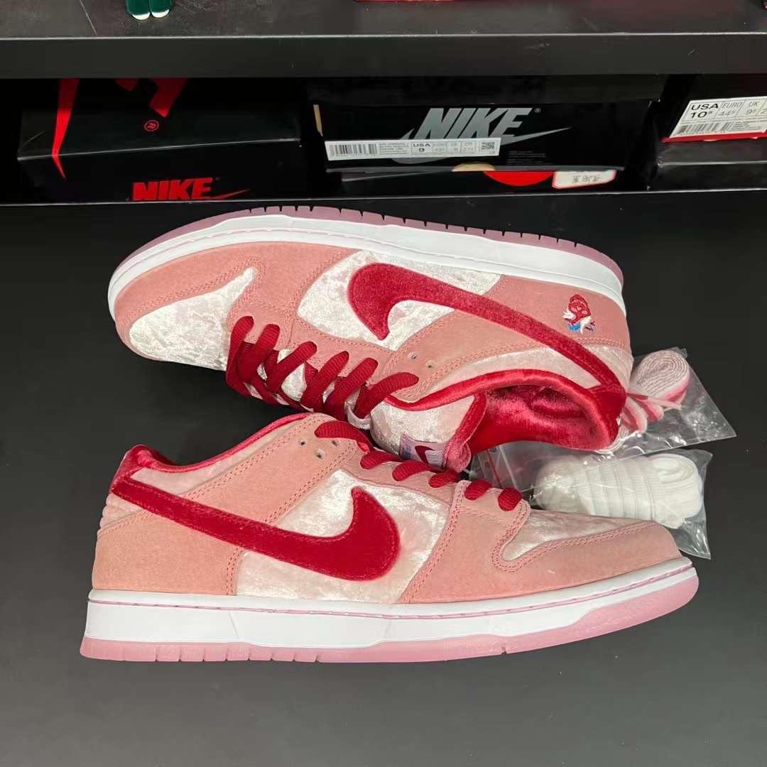 Strangelove x Nike SB Dunk Low Pro Qs情人节限定, 男裝, 鞋, 波鞋