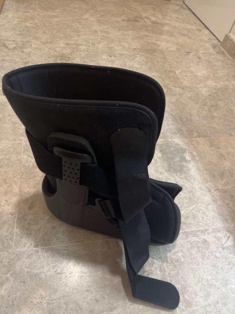 Walking Boot / Cast for foot/ankle injuries, Health & Nutrition