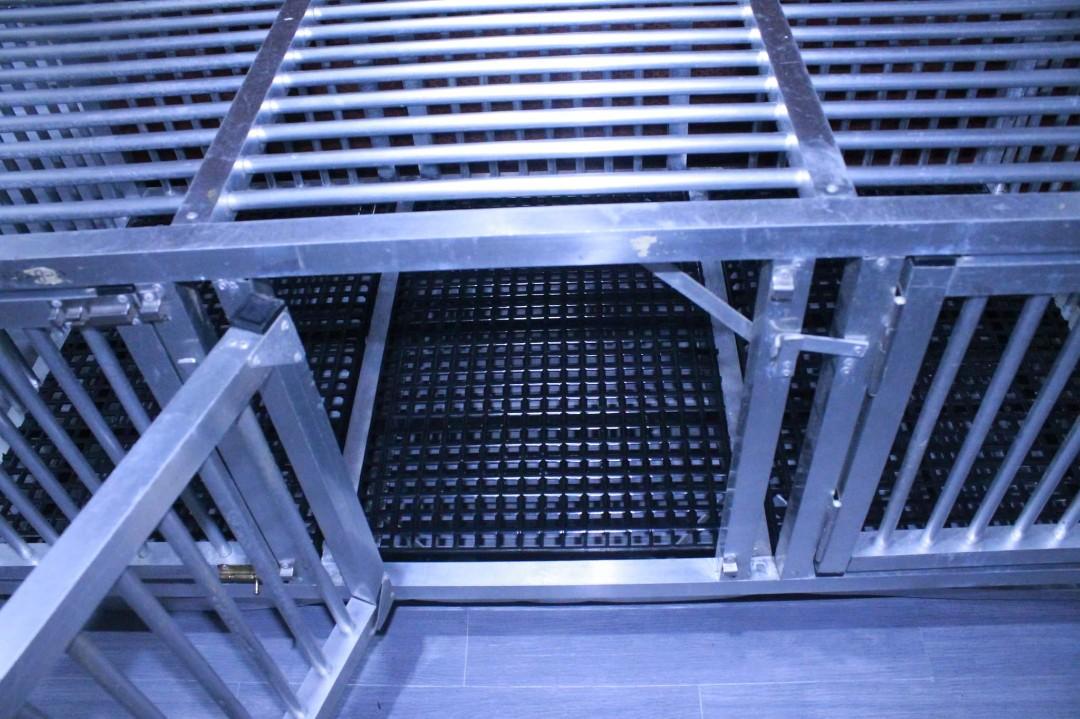 2nd hand dog cage, Pet Supplies, Homes & Other Pet Accessories on Carousell