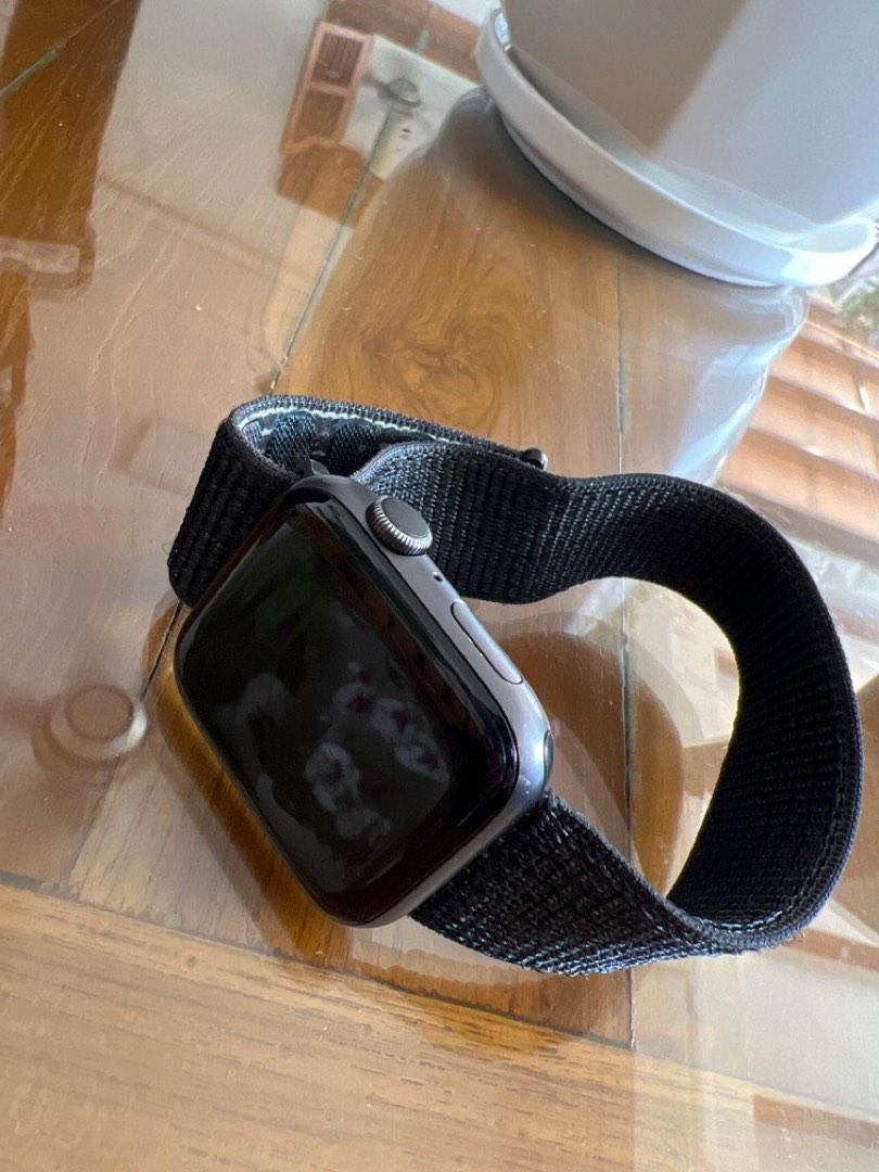 Apple watch series 4 store 44mm black sport loop