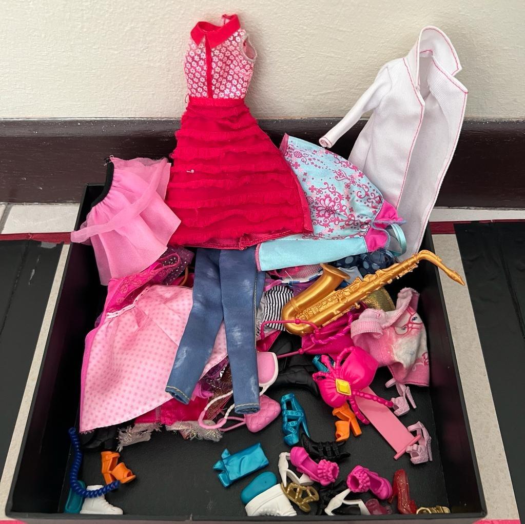 Barbie Glam Getaway House (FREE Barbie Dolls & Clothes), Hobbies & Toys