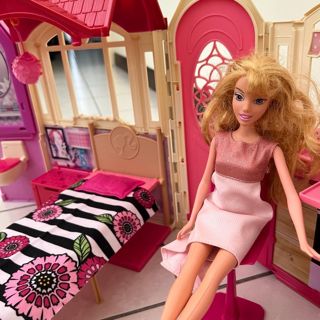 Barbie Glam Getaway House (FREE Barbie Dolls & Clothes), Hobbies & Toys