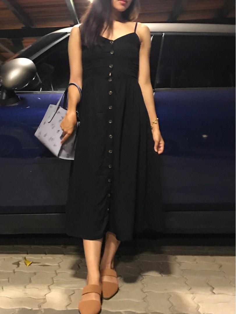 H&m black hotsell button dress