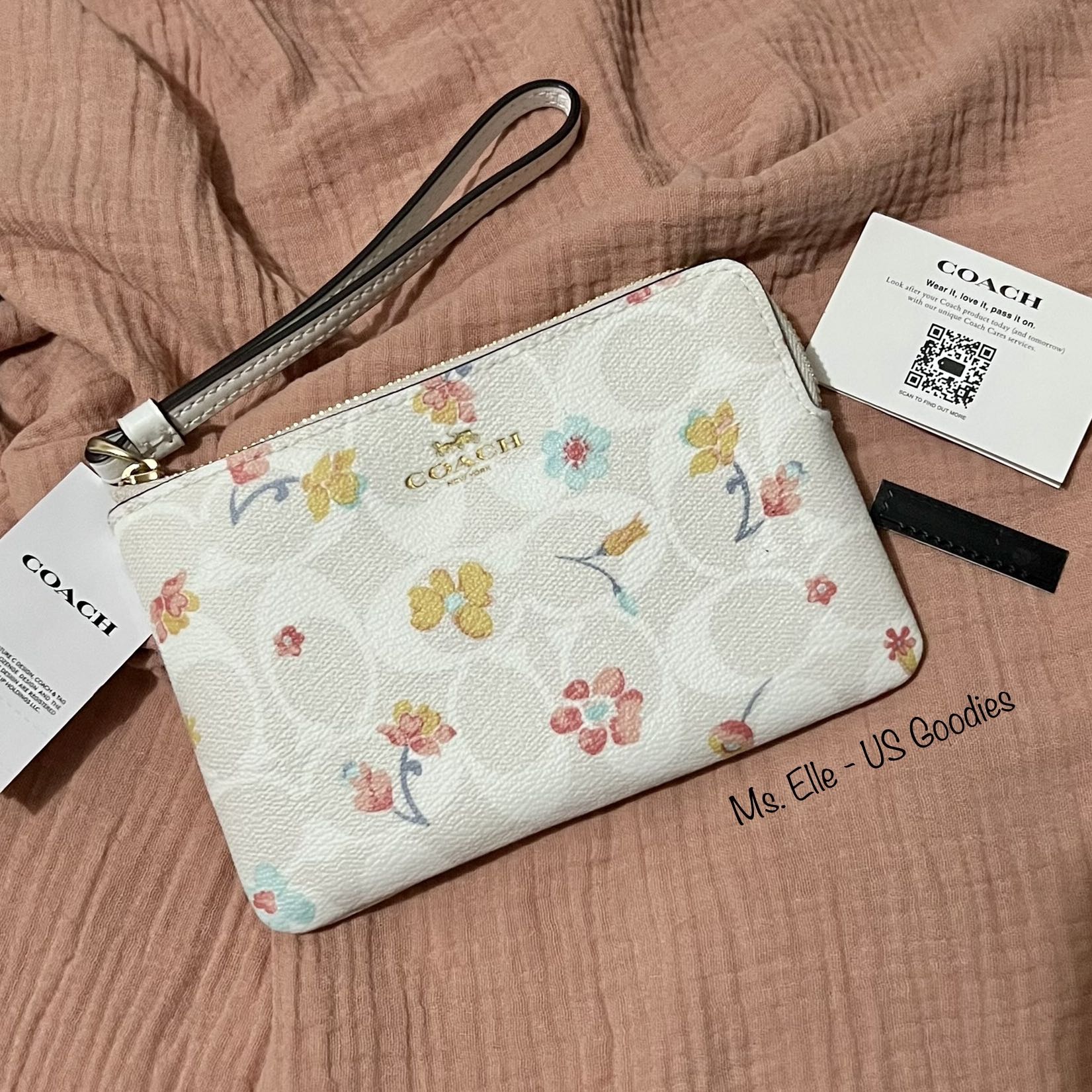 Coach wallet clearance white with flowers