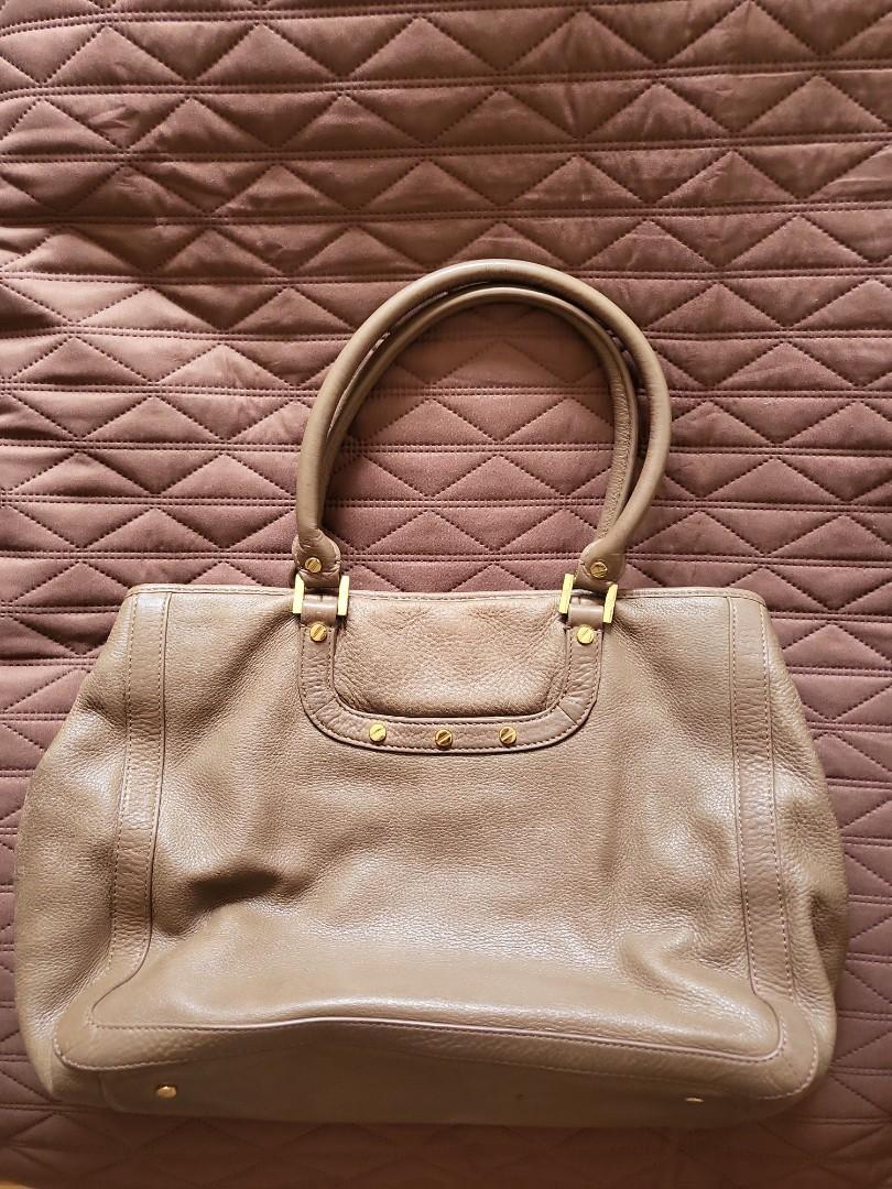 Tory Burch Amanda Tote (Category: Luxury Bags & Wallets) located in Pasig City. Submitted by ampersandph (Listing ID 1184307159, Image 2). Description: Tory Burch Amanda Tote Tan Gold-tone hardware, dual-rolled handles, front flap pocket, back slip pocket, and magnetic snap closure. Interior features beige jacquard lining, two slip pockets, and one zipper pocket. Dimensions: 13.25″ L x 11″ H x 4.5″ D. Handle Drop: 7-8″. some usual wear and tear o