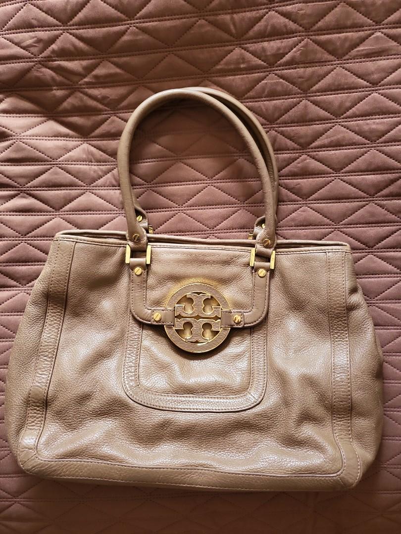 Tory Burch Amanda Tote (Category: Luxury Bags & Wallets) located in Pasig City. Submitted by ampersandph (Listing ID 1184307159, Image 1). Description: Tory Burch Amanda Tote Tan Gold-tone hardware, dual-rolled handles, front flap pocket, back slip pocket, and magnetic snap closure. Interior features beige jacquard lining, two slip pockets, and one zipper pocket. Dimensions: 13.25″ L x 11″ H x 4.5″ D. Handle Drop: 7-8″. some usual wear and tear o