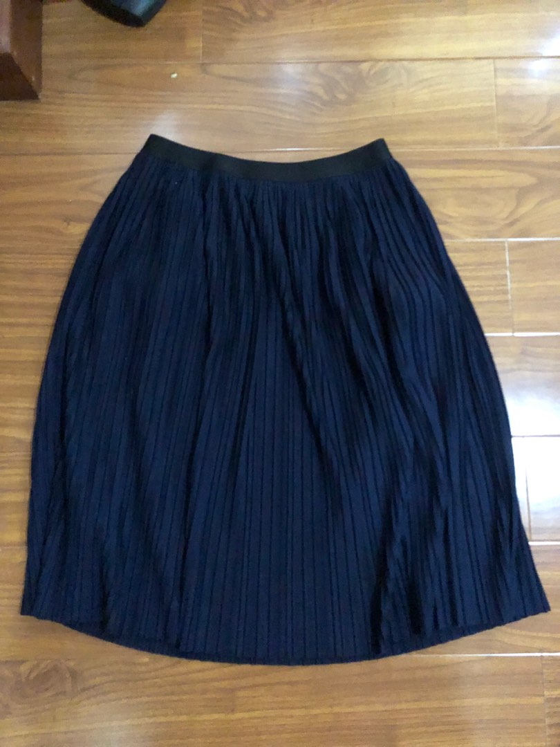 Uniqlo pleated midi skirt, Women's Fashion, Bottoms, Skirts on Carousell