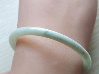 清倉價$168天然A貨緬甸55mm美人條幼條子翡翠手鐲翡翠尺寸:55x5x5.9(MM) 實物在窗邊自然光下手機隨手拍，沒有修圖或打燈，戶內戶外一樣有優雅。64223364724353110
