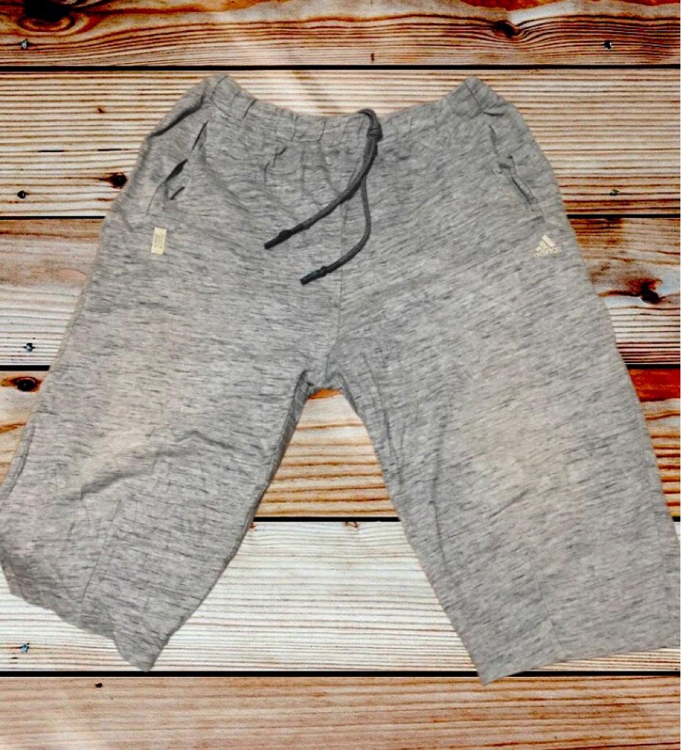 Adidas below the knee unisex (Category: Shorts) located in San Pedro. Submitted by bubbagumpshrimp (Listing ID 1184606393, Image 2). Description: •Preloved Adidas below the knee •can be unisex •in very good condition -sign of usage •very soft comfy fabric •Size: XL on tag •Dimes: 28 - 34 x 27 in •2 side pocket •Draw string •Adidas logo (left thigh) •Cotton polyester •Color: light gray.