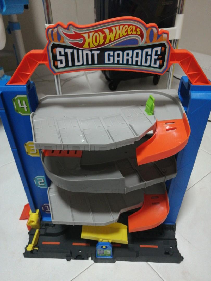 Hot wheel stunt garage with 13 cars, Hobbies & Toys, Toys & Games on
