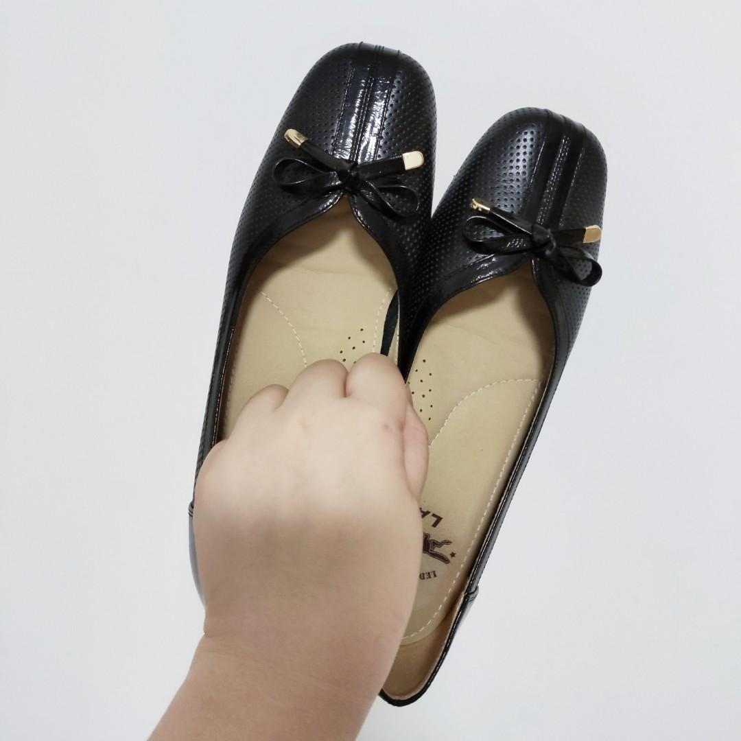 Avenue flats shoes store
