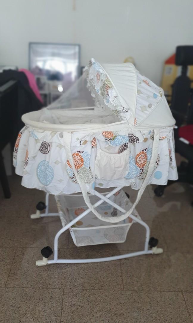 Moses basket that rocks or rolls, Babies & Kids, Baby Nursery & Kids