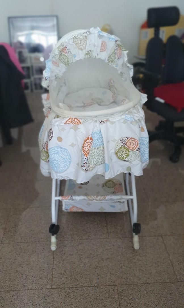 Moses basket that rocks or rolls, Babies & Kids, Baby Nursery & Kids