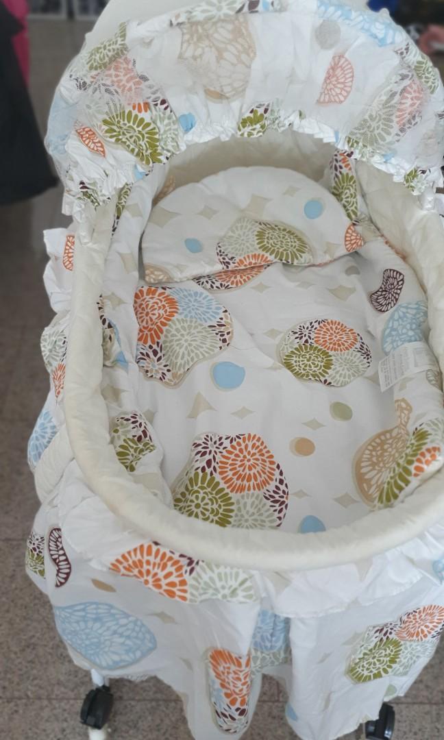 Moses basket that rocks or rolls, Babies & Kids, Baby Nursery & Kids