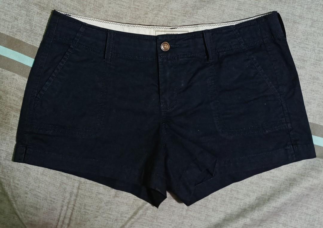 Old Navy Khakis Plain Black Ladies Shorts (Category: Shorts) located in San Mateo. Submitted by fortune5 (Listing ID 1184623165, Image 2). Description: Brand: Old Navy Khakis Size : US 4 on tag measurements laid flat: 📏 Waistline: 15 inches 📏Length: 10.5 inches **May fit up to medium size frame ***BELT IS NOT INCLUDED IN THE LISTING. NOT FOR SALE. JUST AN ACCESSORY FOR PICTORIAL. Note: Items posted here are my personal preloved and was either u