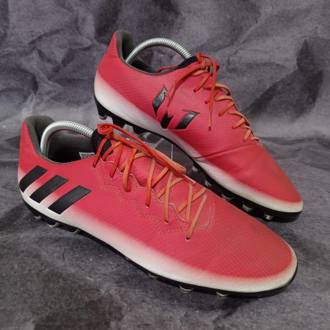 Foto sepatu bola adidas messi top