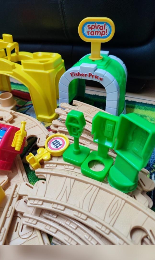 VINTAGE FISHER PRICE 1992 FLIP TRACK RAIL AND ROAD SET TRAIN, Hobbies