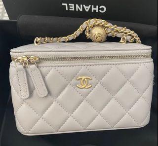 全新 購自專門店  Chanel Vanity with Chain and Pearl Crush Gold Ball 長盒 長盒子 金球 金波 22B Light Grey x GHW 淺灰色 羊皮 金扣