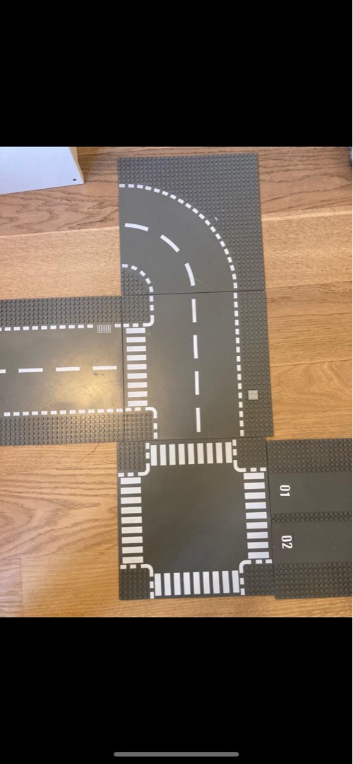 Lego road plates and Lego pieces, 興趣及遊戲, 玩具 &amp; 遊戲類 on Carousell