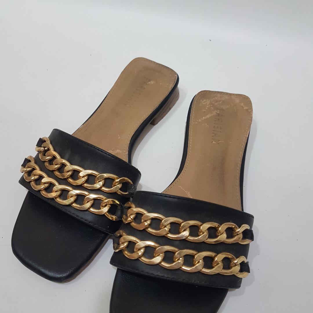 FLAT SANDALS IN BLACK LAMBSKIN WITH GOLD CHAIN