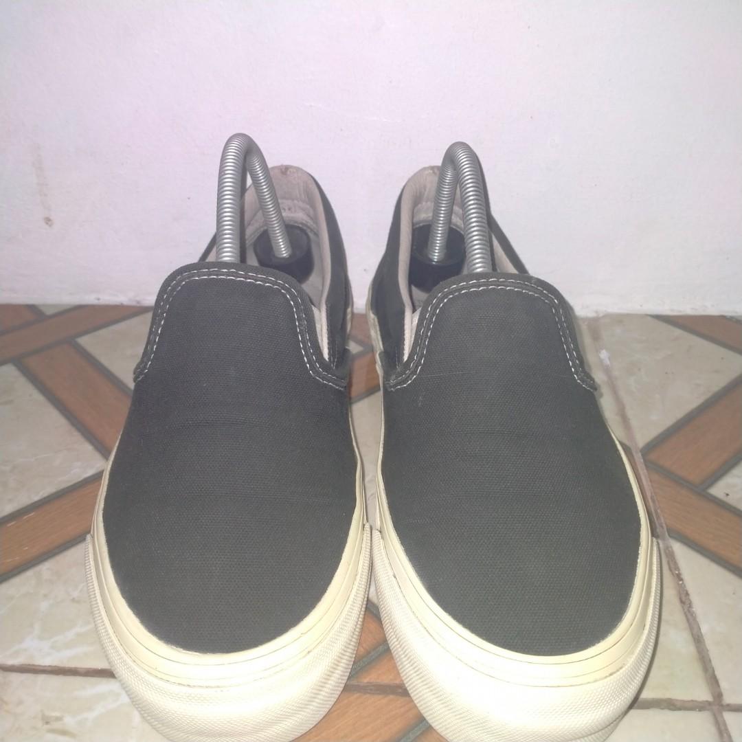 Vans Vault Slip On V1 (Category: Sneakers) located in San Fernando. Submitted by Jeeep (Listing ID 1184794791, Image 1). Description: Vans vault slip on v1 size 8.