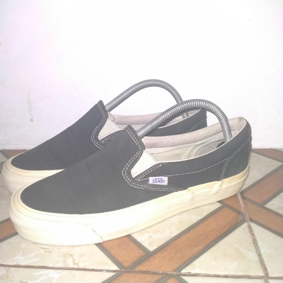 Vans Vault Slip On V1 (Category: Sneakers) located in San Fernando. Submitted by Jeeep (Listing ID 1184794791, Image 2). Description: Vans vault slip on v1 size 8.