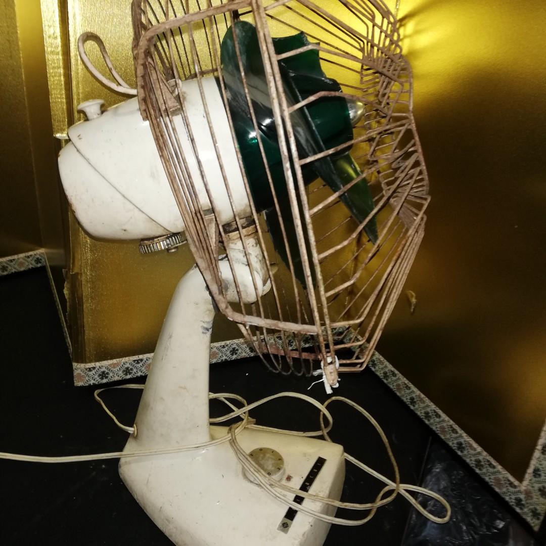 Vintage fan (Category: Fans) located in Paranaque City. Submitted by 4thestate.surplusan (Listing ID 1184897566, Image 2). Description: Vintage hitachi electric fan. Broken blade, 110 volts but no longer working. Pls see pics for details. Loc san antonio paranaque.