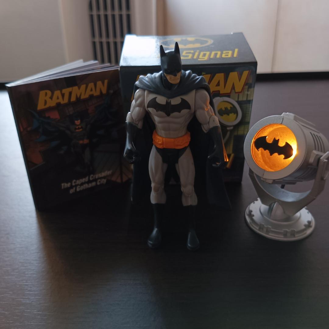 1 Lot DC 3.75" Scale BATMAN with Mini BATSIGNAL, Hobbies & Toys, Toys