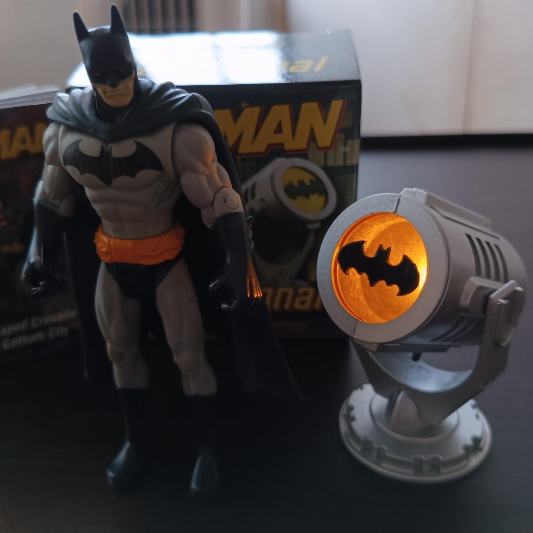 1 Lot DC 3.75" Scale BATMAN with Mini BATSIGNAL, Hobbies & Toys, Toys