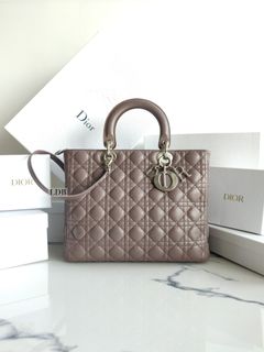(Category: ) located in . Submitted by luxurydesignerbrandeds (Listing ID 1184992779, Image 1). Description: .