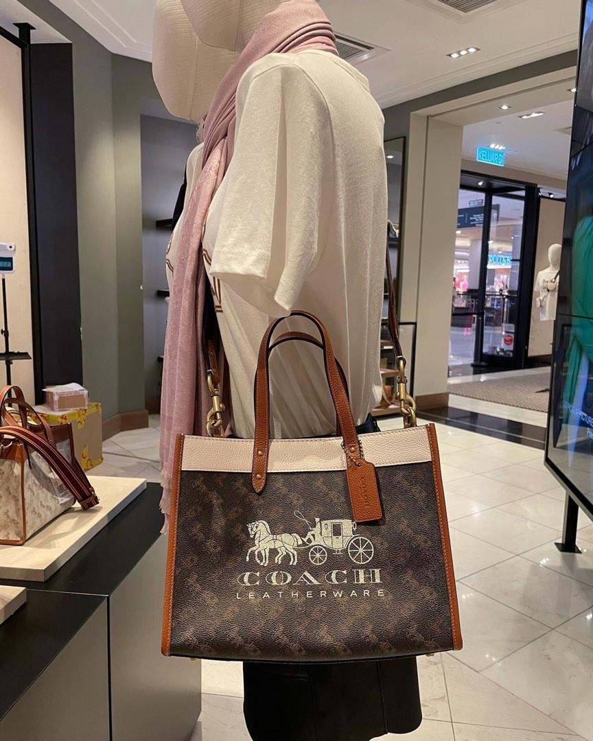 Coach field tote 30 with horse and hot sale carriage print