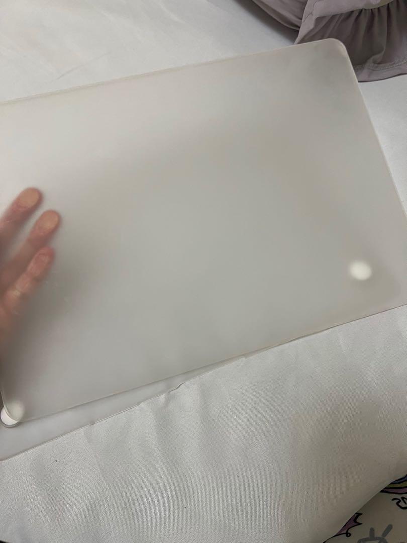 Macbook air case (Category: Laptop Bags & Sleeves) located in Quezon City. Submitted by aloiseee (Listing ID 1185058833, Image 1). Description: .
