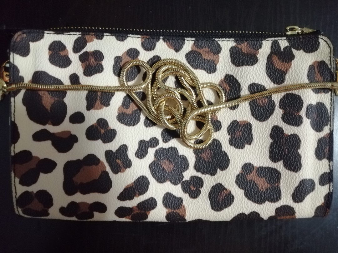 Tory Burch Leopard print crossbody bag. 23cmx14cm., Women's Fashion, Bags &  Wallets, Cross-body Bags on Carousell