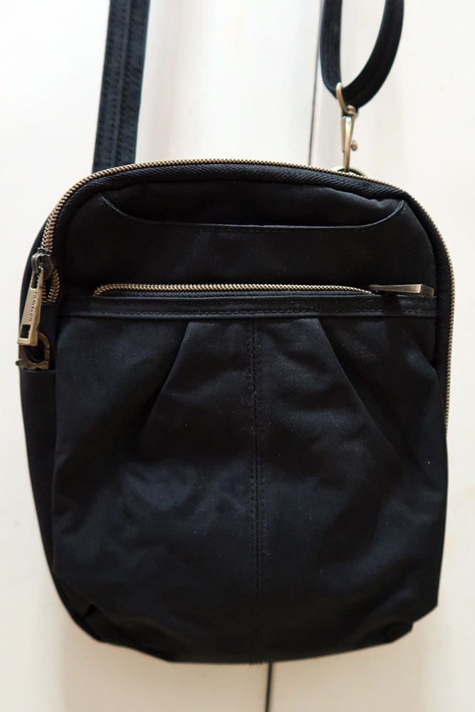 Travelon AntiTheft Metro Small Crossbody Bag, Women's Fashion, Bags