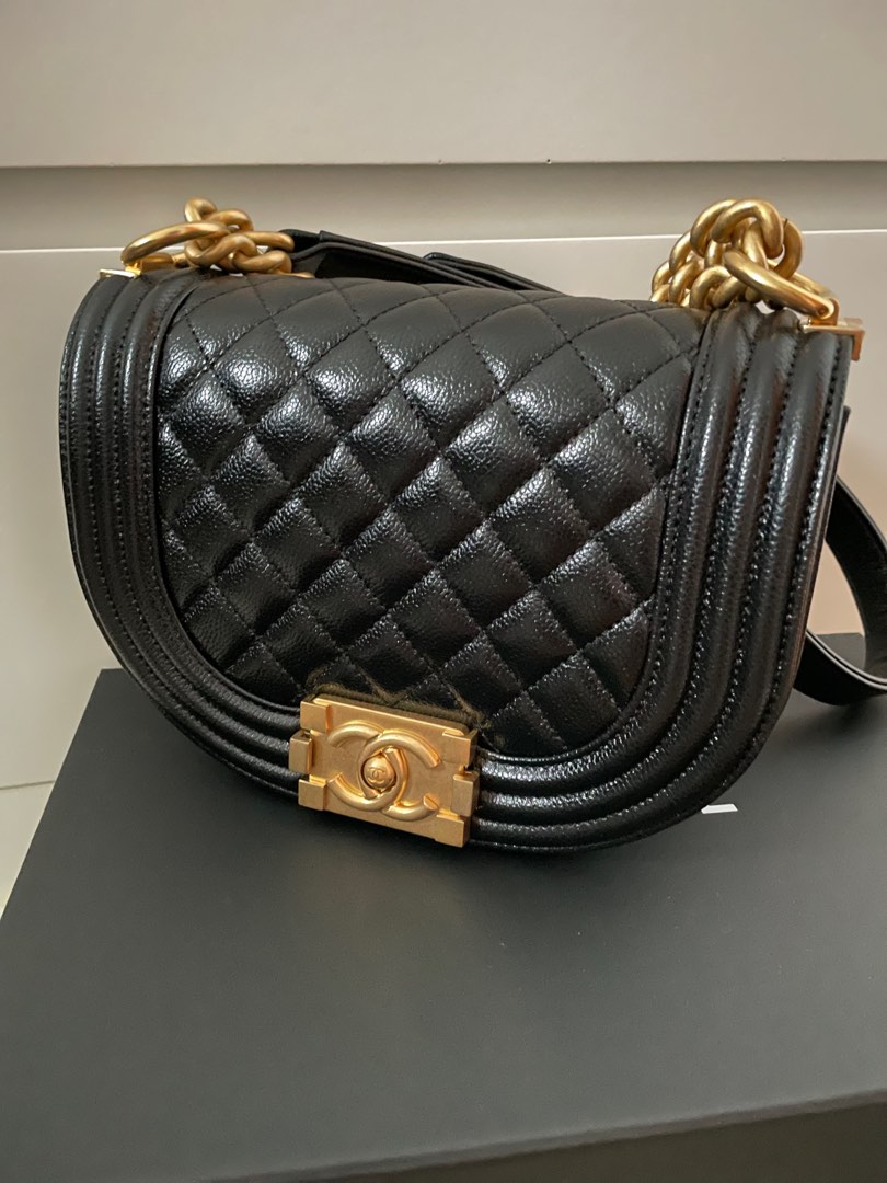 全新Chanel boy messenger bag 荔枝牛皮, 名牌, 手袋及銀包 Carousell