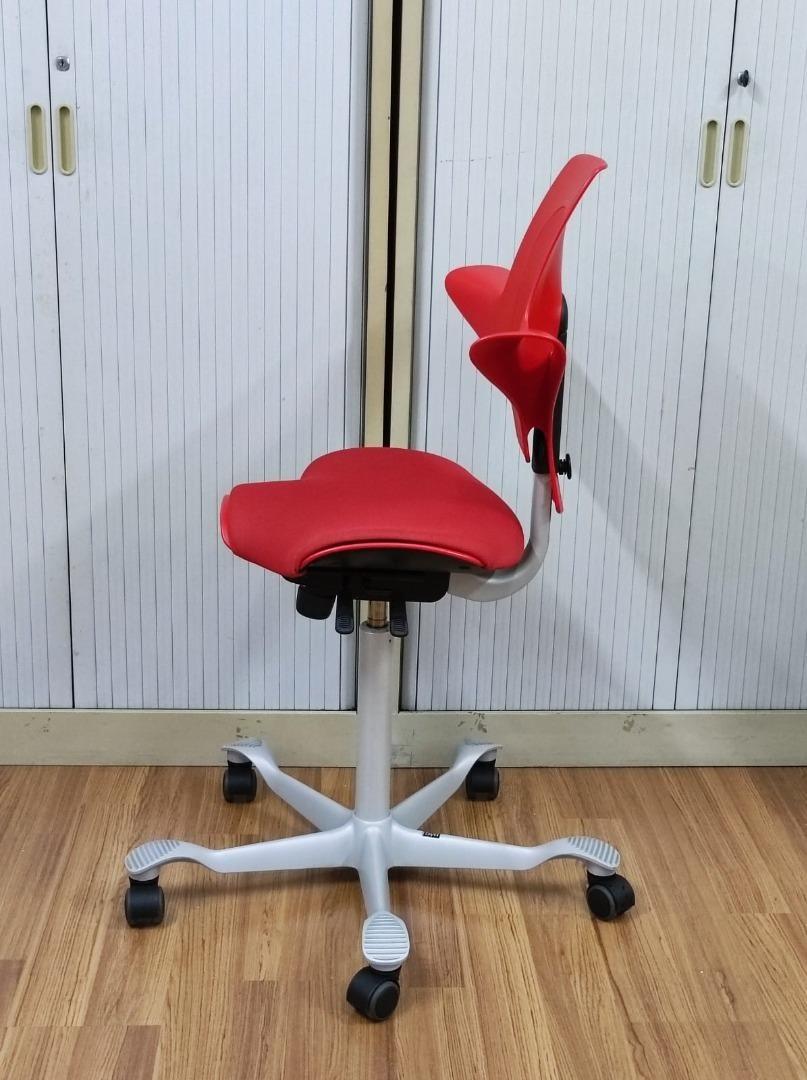 HAG Capisco Puls 8020 Red Ergonomics chair, 傢俬＆家居, 傢俬, 椅子 Carousell
