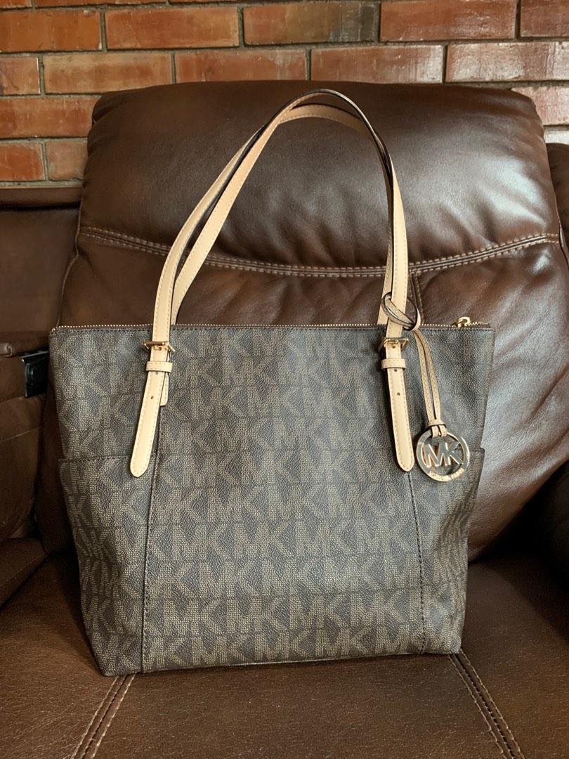 MK Jet Set Tote Large Logo Top-Zip Tote (Category: Luxury Bags & Wallets) located in Manila. Submitted by thriftingtreasuress (Listing ID 1185175293, Image 2). Description: Brand new with tag and care card No flaws Feel free to send me a message for inquiries. 100% guaranteed authentic or your money back Can fit a 16” laptop Meet up can be arranged for sure buyer only. Office Bag Everyday bag Tote bag Shoulder bag Please note that I am not associ