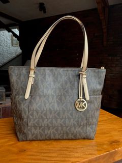 (Category: ) located in . Submitted by thriftingtreasuress (Listing ID 1185175293, Image 1). Description: .