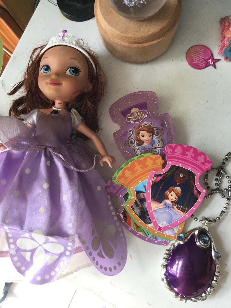 Original sofia the first talking foll (Category: Plushies & Soft Toys) located in San Juan City. Submitted by nhelsky_c (Listing ID 1185156565, Image 1). Description: Original sifia talking doll with necklace .