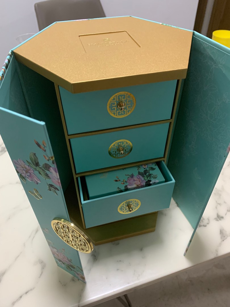 Shangrila mooncake box, Women's Fashion, Jewelry & Organisers