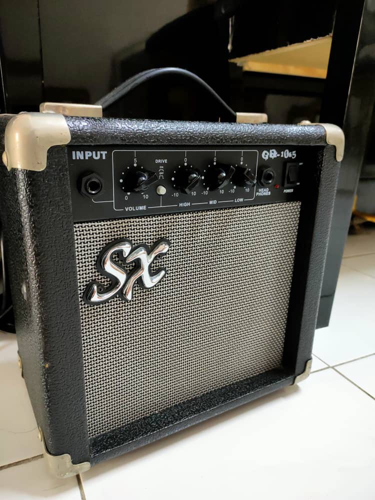 Sx GA 1065 electric guitar amp 6.5 speaker with 10 watt of power