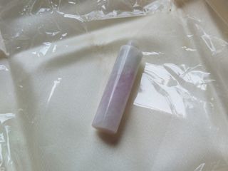 特價$350天然A貨緬甸翡翠紫青吊墜
翡翠尺寸:39.4x9.9(MM) 實物在窗邊自然光下手機隨手拍，沒有修圖或打燈，戶內戶外一樣有優雅。64223505836674110