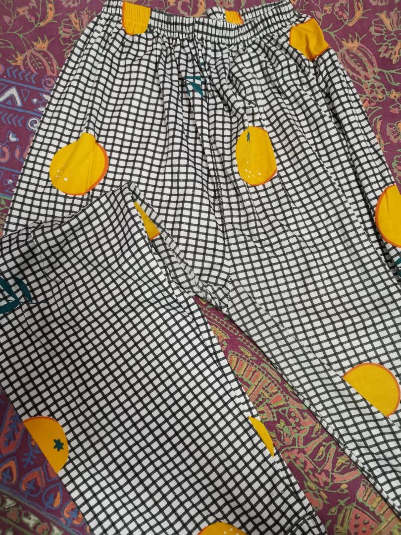 🍊 Comfy cotton pajama bottoms (Category: Other Bottoms) located in Muntinlupa City. Submitted by circleback (Listing ID 1185454937, Image 1). Description: Pre-loved but barely used! Soft cotton material. Features a grid background + oranges in the design. Has garterized waistband. Feel free to message for more photos or measurements :).