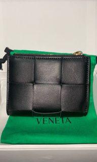 Bottega Veneta B黑色大格編織 兩折扣式短夾