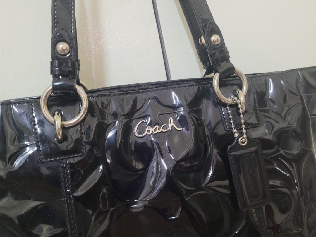 COACH black patent medium tote (Category: Luxury Bags & Wallets) located in Caloocan City. Submitted by starbucksph (Listing ID 1185489556, Image 3). Description: authentic coach patent tote with hangtag with creed with black textile lining 2 flat handles issue see last 2 pics for closeup of the issue.