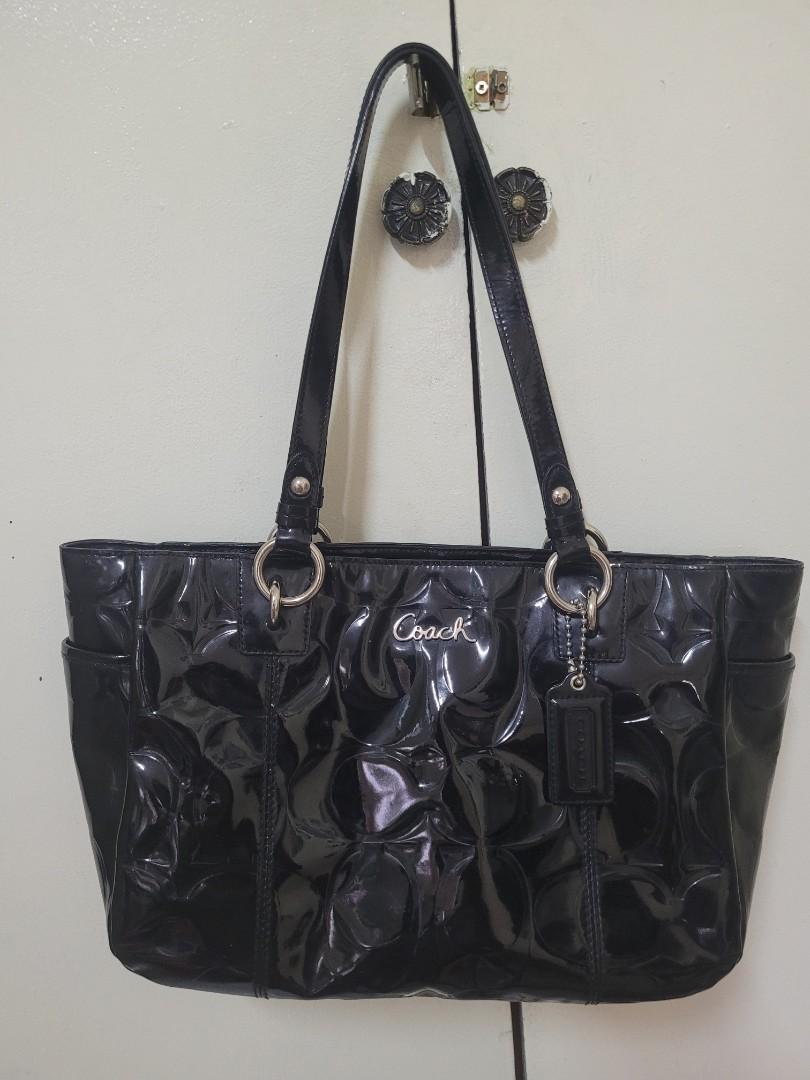 COACH black patent medium tote (Category: Luxury Bags & Wallets) located in Caloocan City. Submitted by starbucksph (Listing ID 1185489556, Image 1). Description: authentic coach patent tote with hangtag with creed with black textile lining 2 flat handles issue see last 2 pics for closeup of the issue.