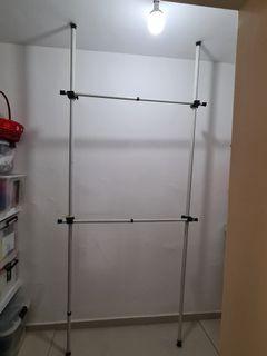 Extendable Rack Poles Set Up
