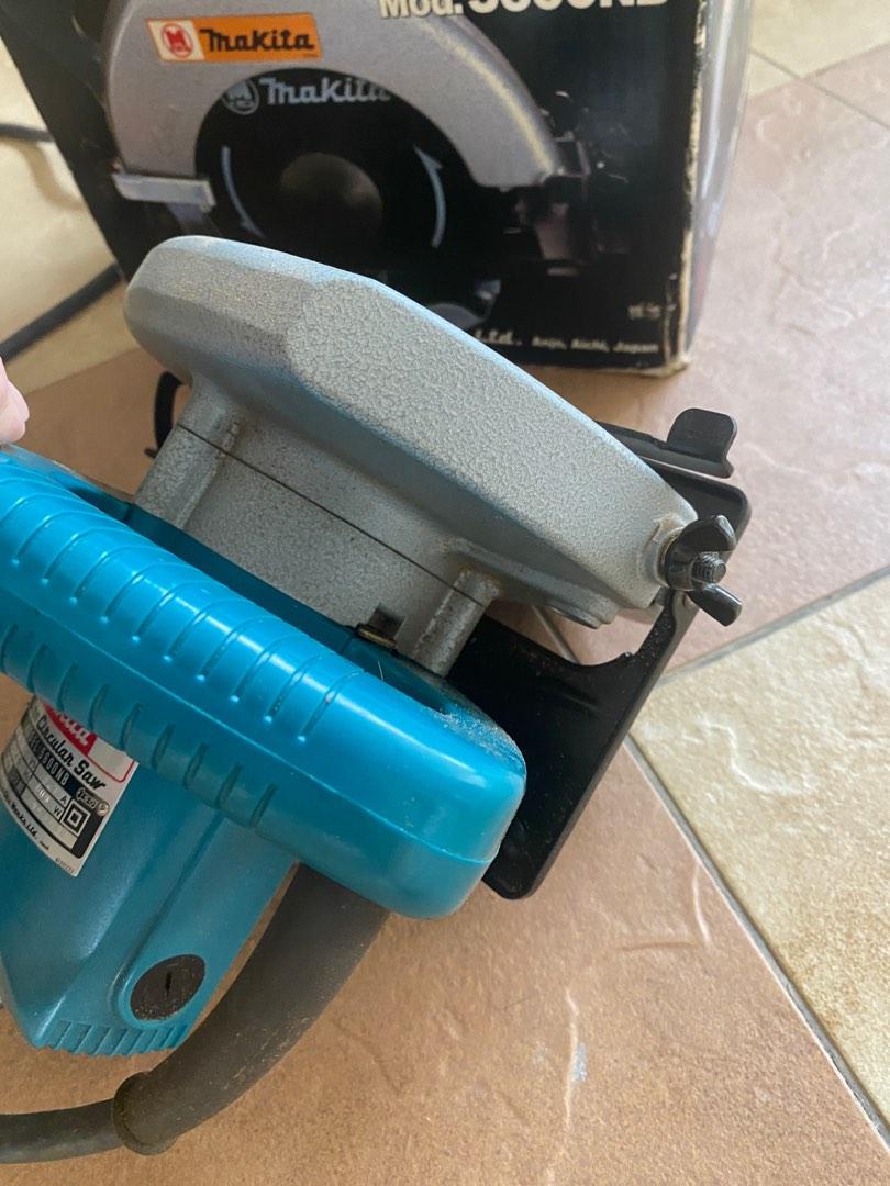 Makita Circular Saw (Mod. 5600NB) with spare blade, Furniture & Home Living, Home Improvement