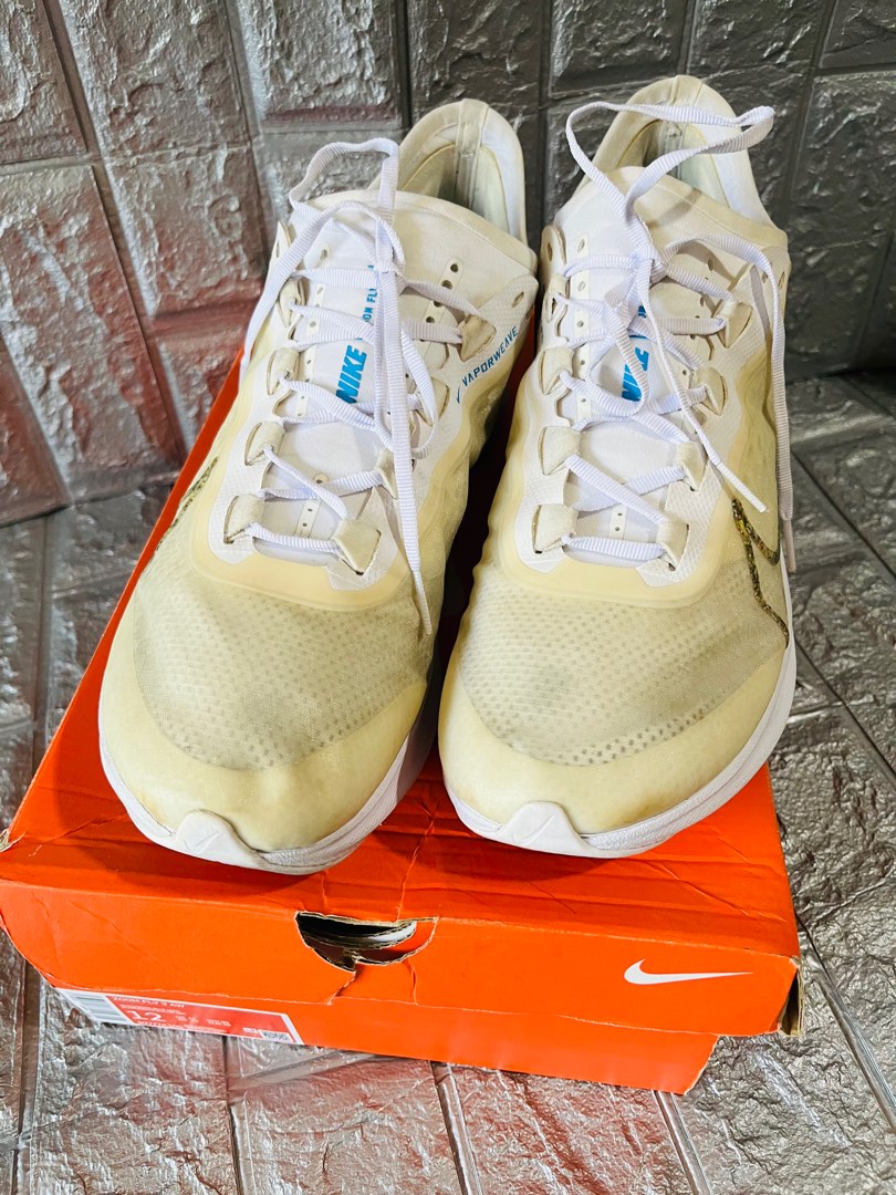 does the nike zoom fly have a carbon fiber plate